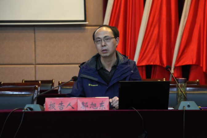 市委讲师团专家,蚌埠学院马克思主义学院院长,教授邬旭东作宣讲报告